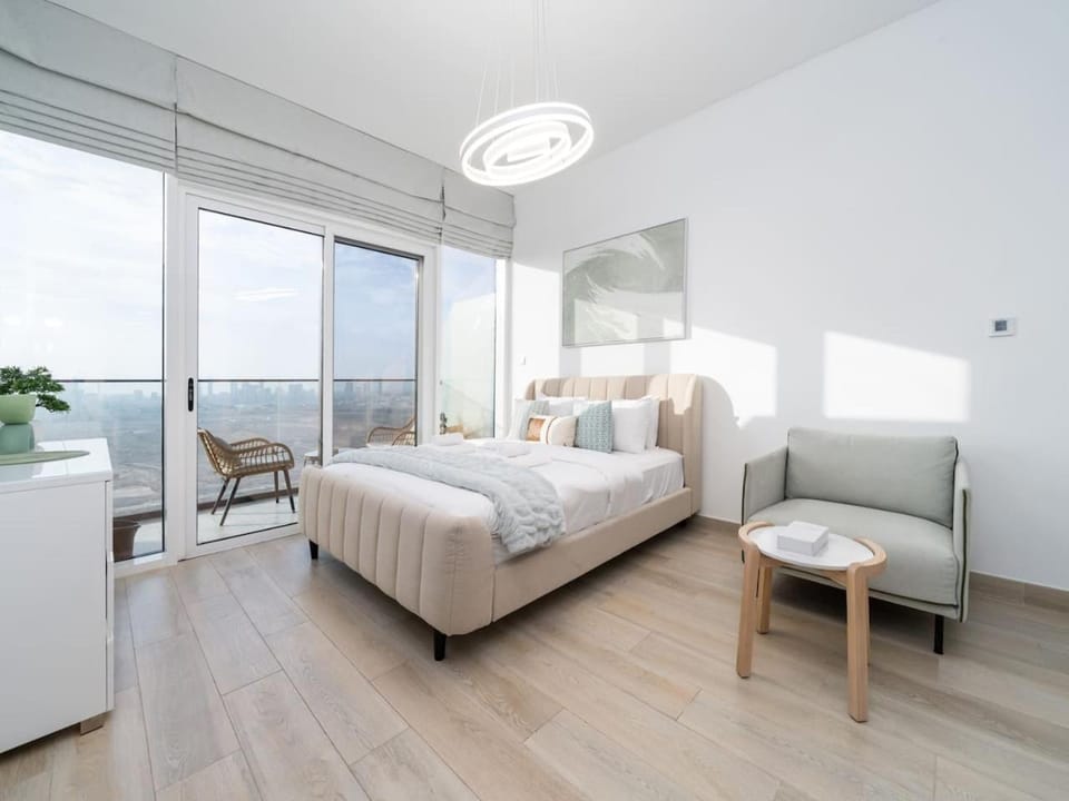 Bed, Photo of the whole room, Seating area, Bedroom