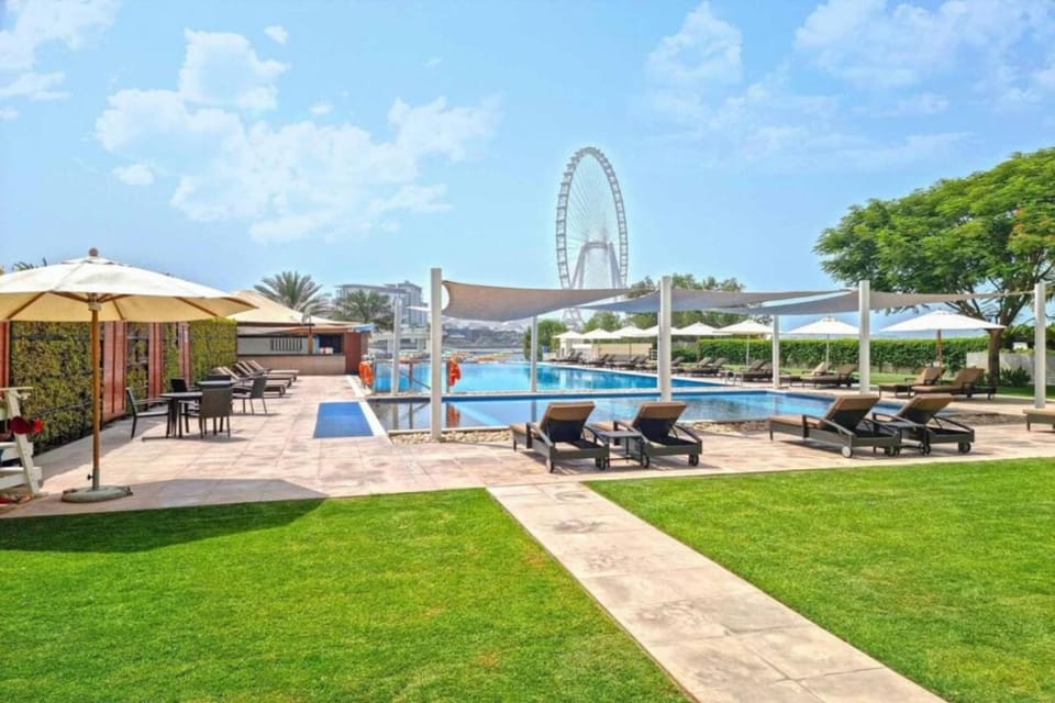 Swimming pool, sunbed