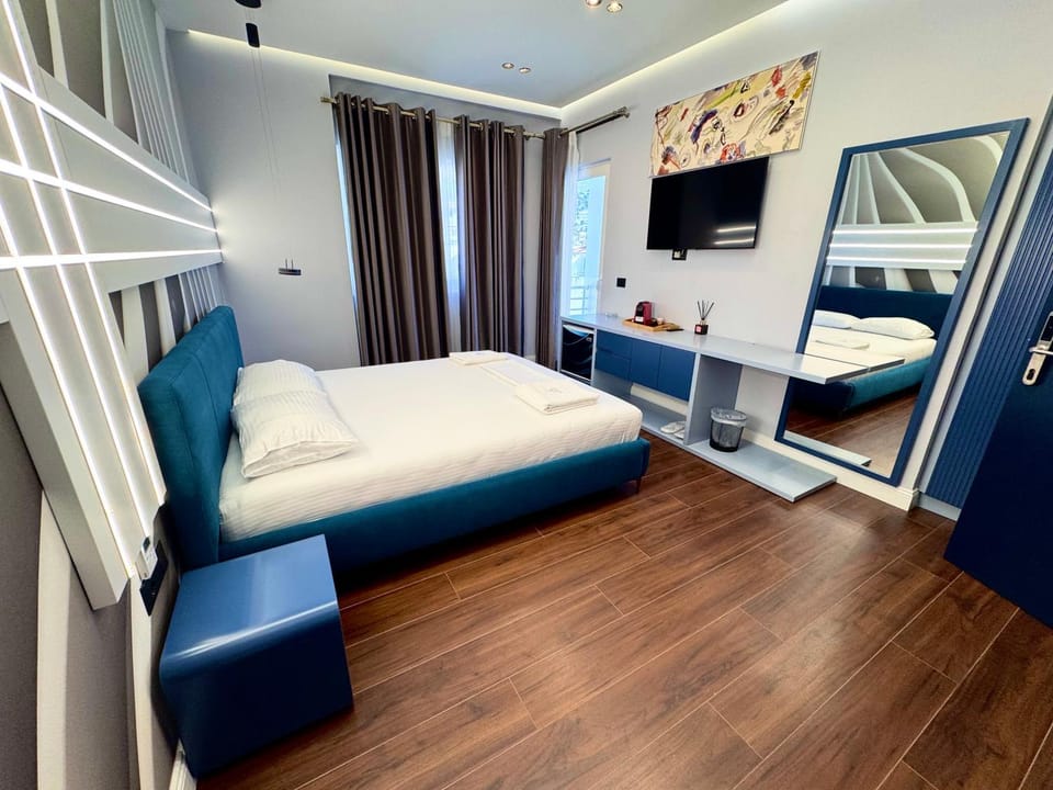 TV and multimedia, Photo of the whole room, Bedroom