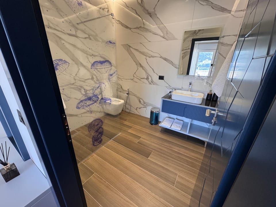 Shower, Toilet, Bathroom, towels