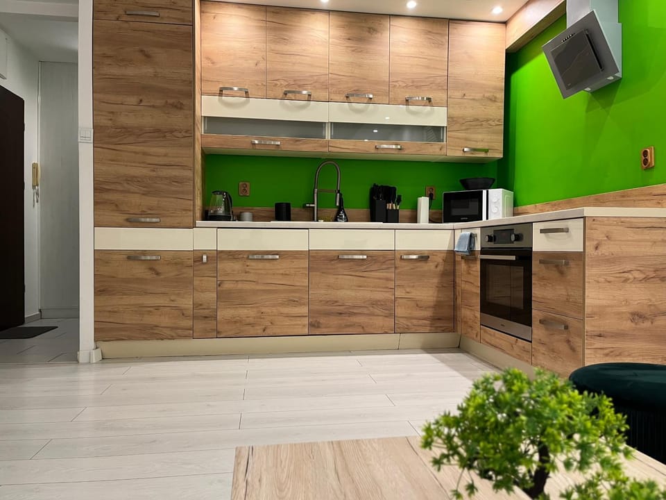 Kitchen or kitchenette, Communal kitchen, Breakfast, microwave, oven, stove, kitchen