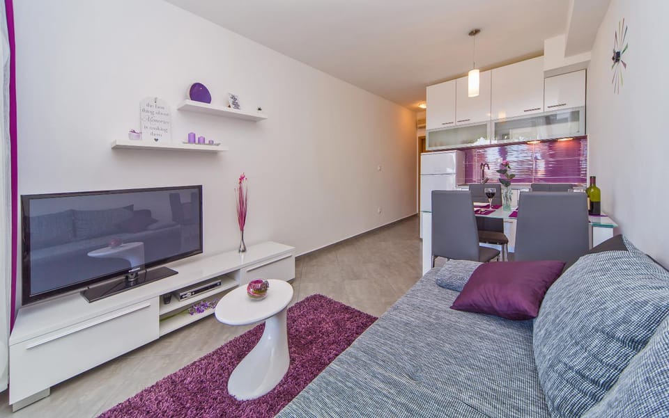 TV and multimedia, Kitchen or kitchenette, Living room, Seating area, Dining area