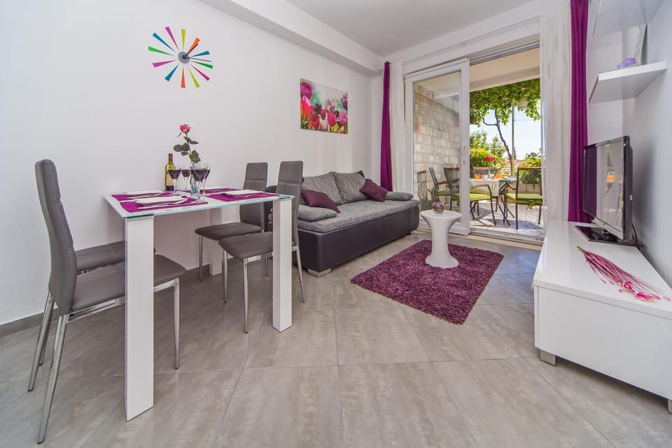 TV and multimedia, Balcony/Terrace, Living room, Seating area, Dining area