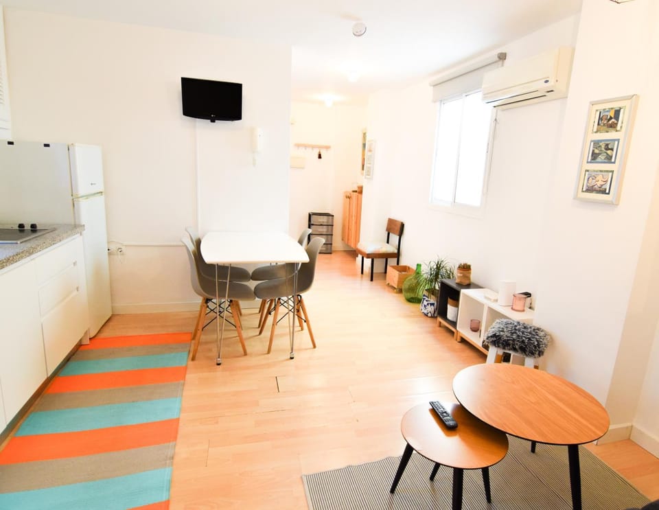 TV and multimedia, Kitchen or kitchenette, Living room, Seating area, Dining area, air conditioner