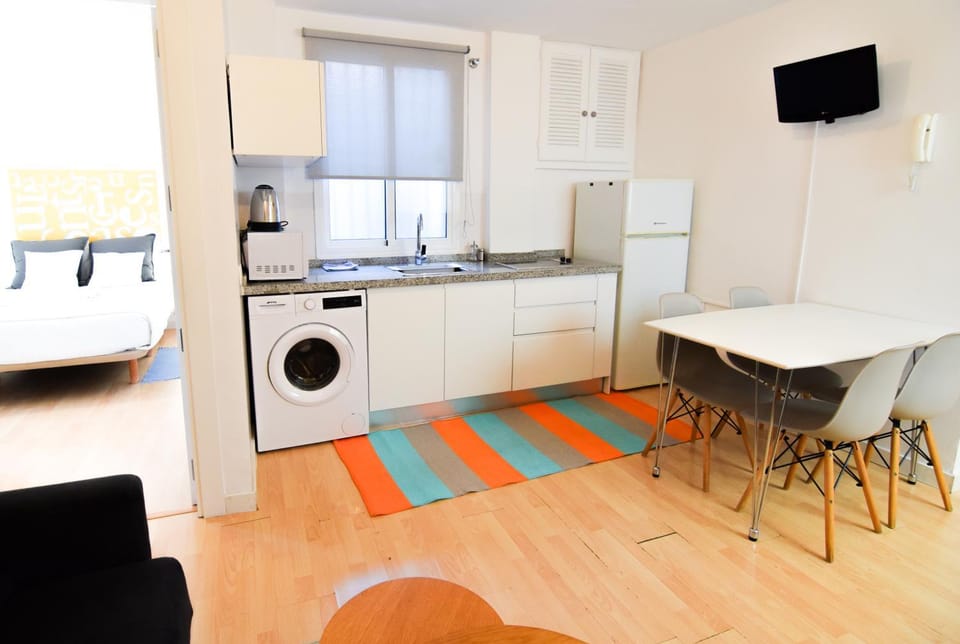 Bed, TV and multimedia, Living room, Dining area, Bedroom