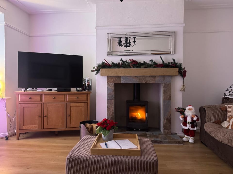 Knotty Ash - 3 Beds - Sleeps 6 - On-Site Parking House in Liverpool