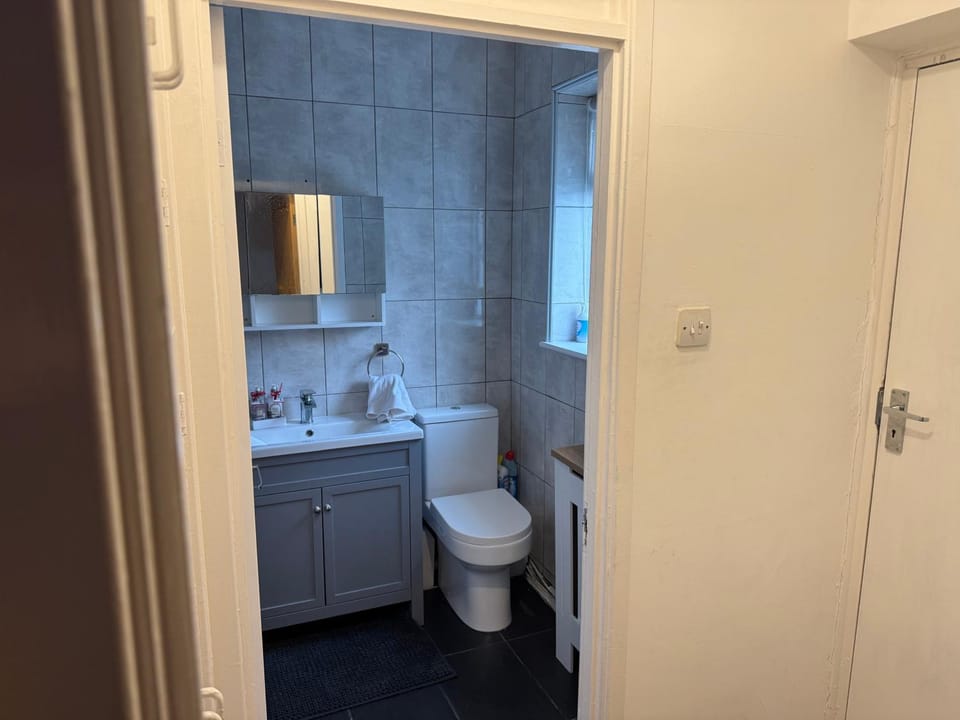 Knotty Ash - 3 Beds - Sleeps 6 - On-Site Parking House in Liverpool