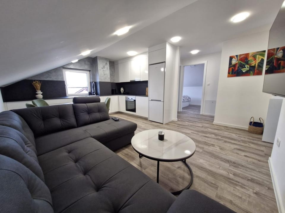 TV and multimedia, Kitchen or kitchenette, Living room, Seating area, kitchen