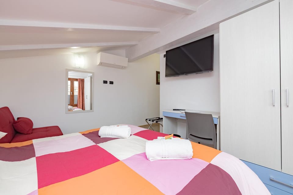 Bed, TV and multimedia, Photo of the whole room, Seating area, Bedroom