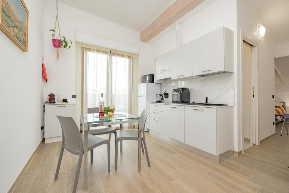 Kitchen or kitchenette, Dining area, stove