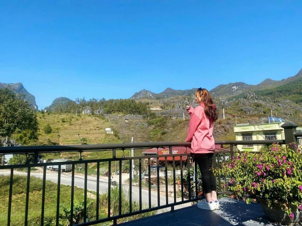 Nearby landmark, Day, People, Natural landscape, View (from property/room), Mountain view, group of guests