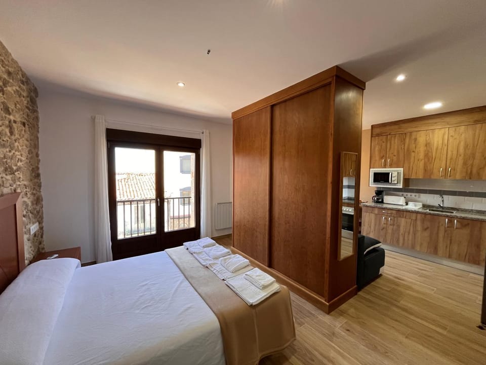 Bed, Balcony/Terrace, Kitchen or kitchenette, Photo of the whole room, Bedroom, oven, stove, wardrobe