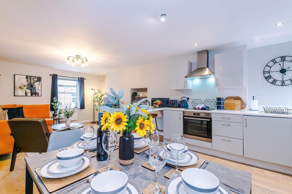 Kitchen or kitchenette, Dining area, minibar, oven, stove