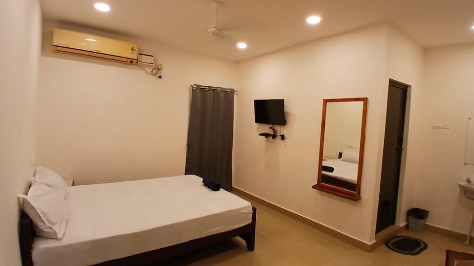 Bed, TV and multimedia, air conditioner