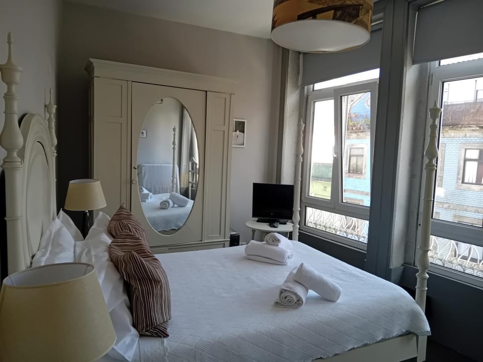 Bed, Photo of the whole room, towels