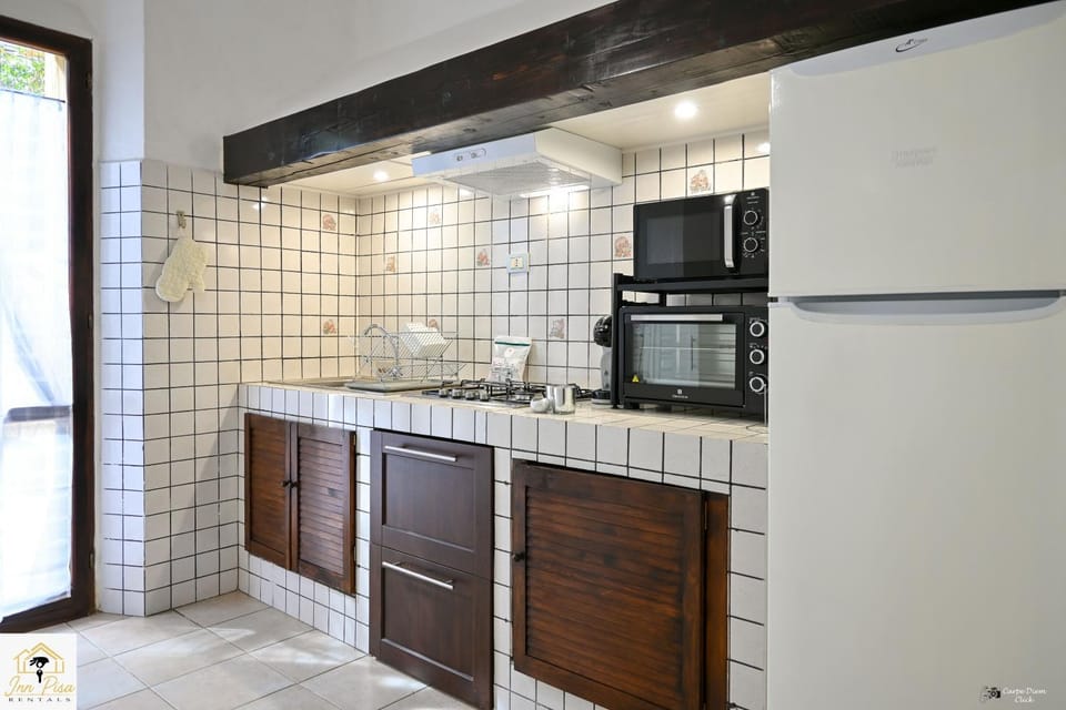 Coffee/tea facilities, Kitchen or kitchenette, oven, stove