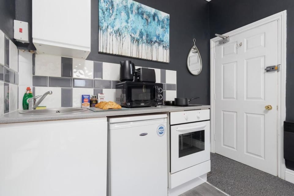 Coffee/tea facilities, Kitchen or kitchenette, oven, stove, toaster