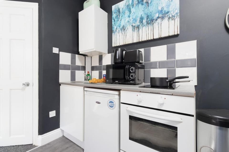 Coffee/tea facilities, Kitchen or kitchenette, oven, stove, toaster