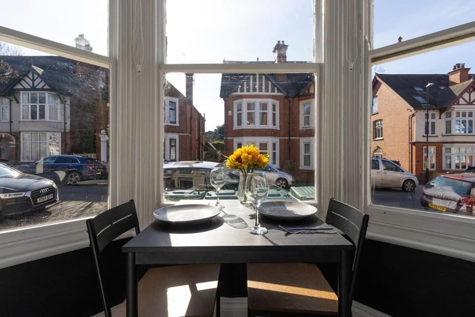 Property building, Day, Neighbourhood, Seating area, Dining area, Parking