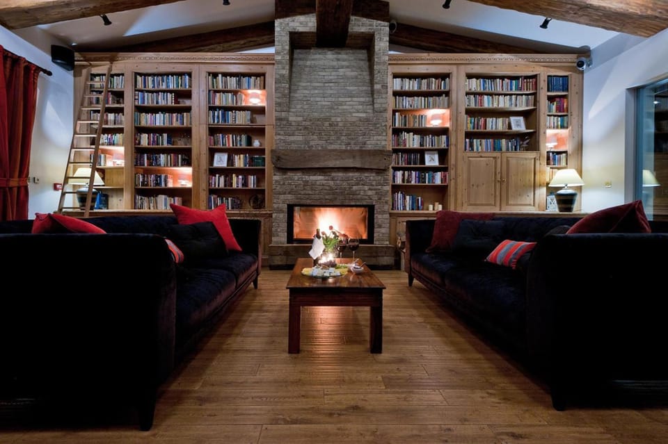 Restaurant/places to eat, Library, Living room