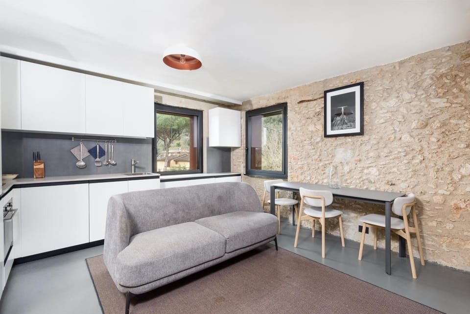 Kitchen or kitchenette, Seating area, Dining area