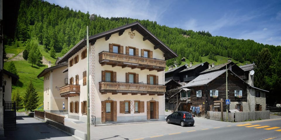 Day, Natural landscape, Mountain view, Street view, Location, Parking