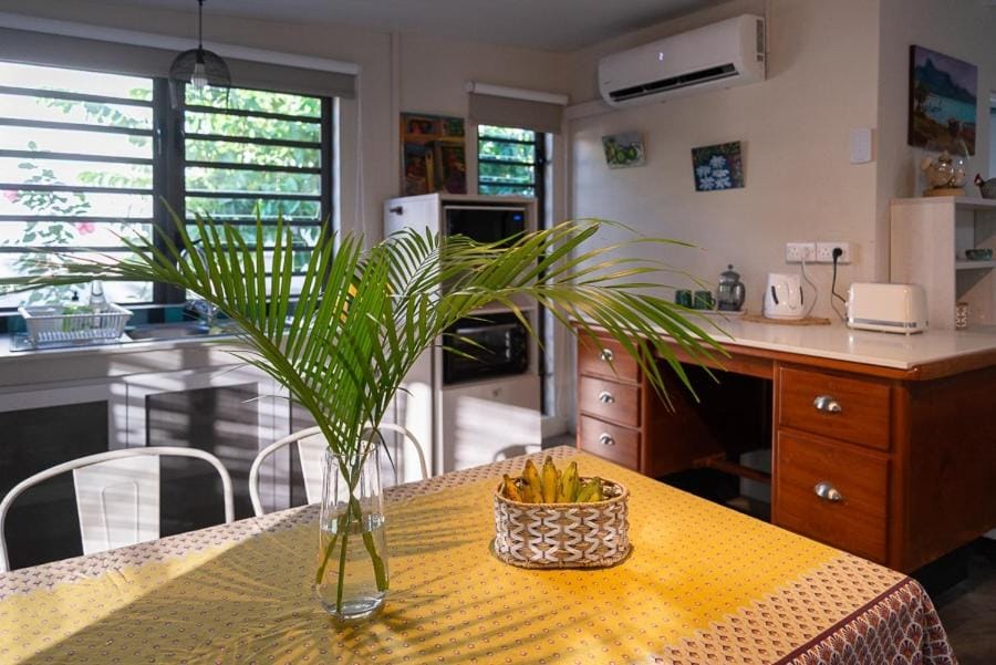Coffee/tea facilities, Dining area, microwave, oven, stove, toaster, air conditioner