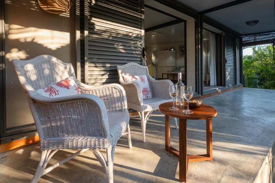 Patio, Day, Seating area, Dining area