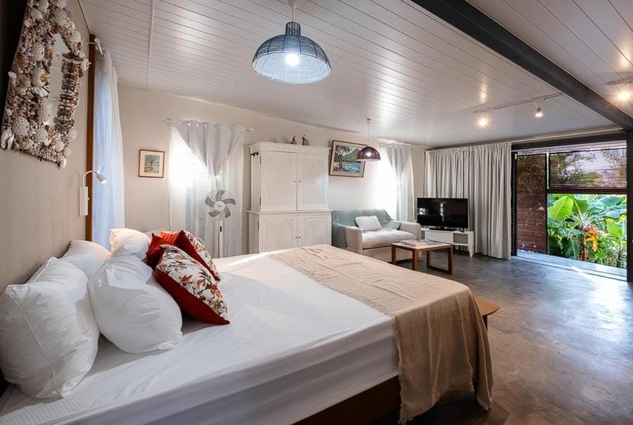 Bed, TV and multimedia, Photo of the whole room, Seating area, Bedroom, wardrobe