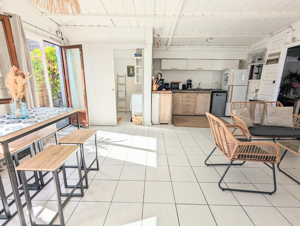 Kitchen or kitchenette, Living room, Seating area, Dining area, oven