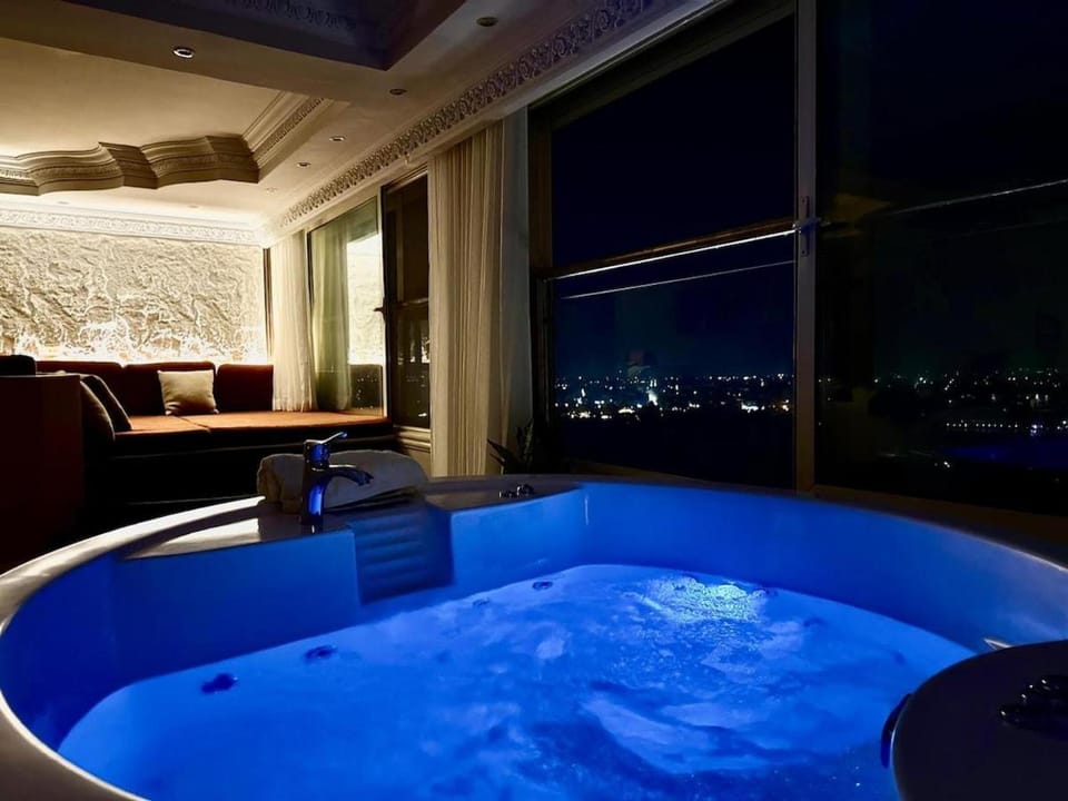 Luxury Maadi 3BR Nile View Stays Jacuzzi in Some Units Apartment in Cairo Governorate