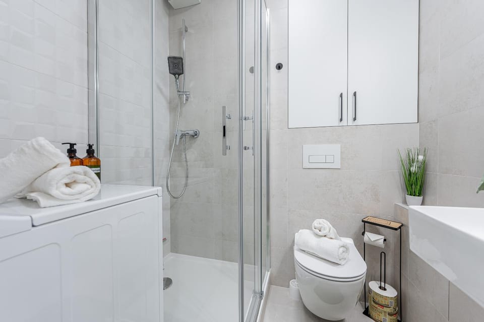 Shower, Toilet, Bathroom, towels