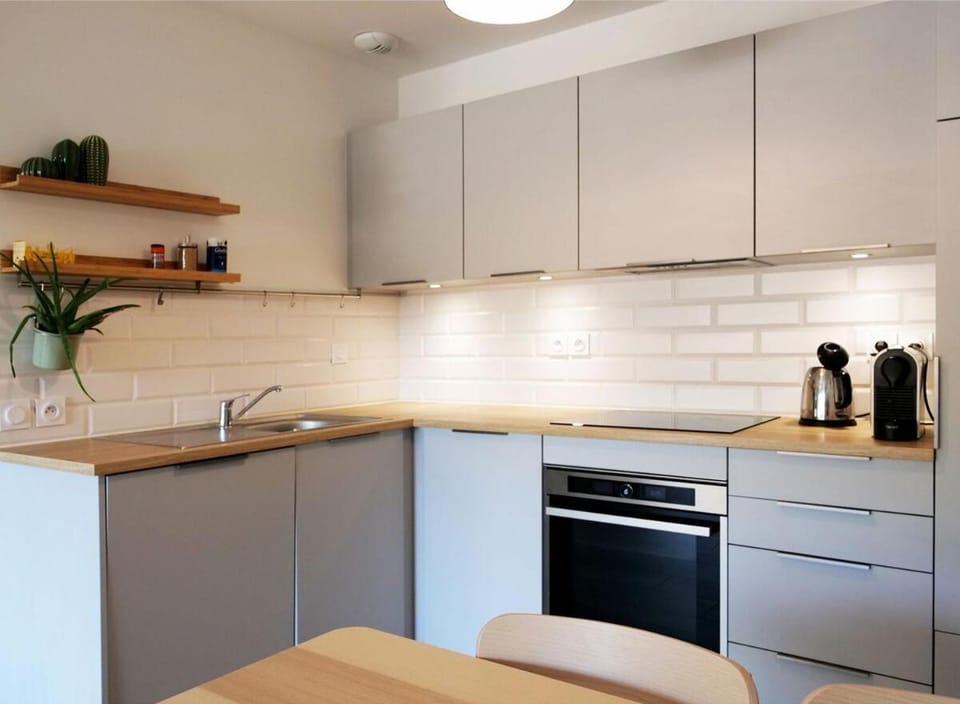 Coffee/tea facilities, Kitchen or kitchenette, dishwasher, oven, stove, toaster