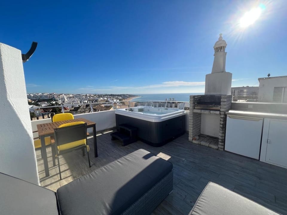 Casa rooftop jacuzzi and magnificent sea view Apartment in Guia