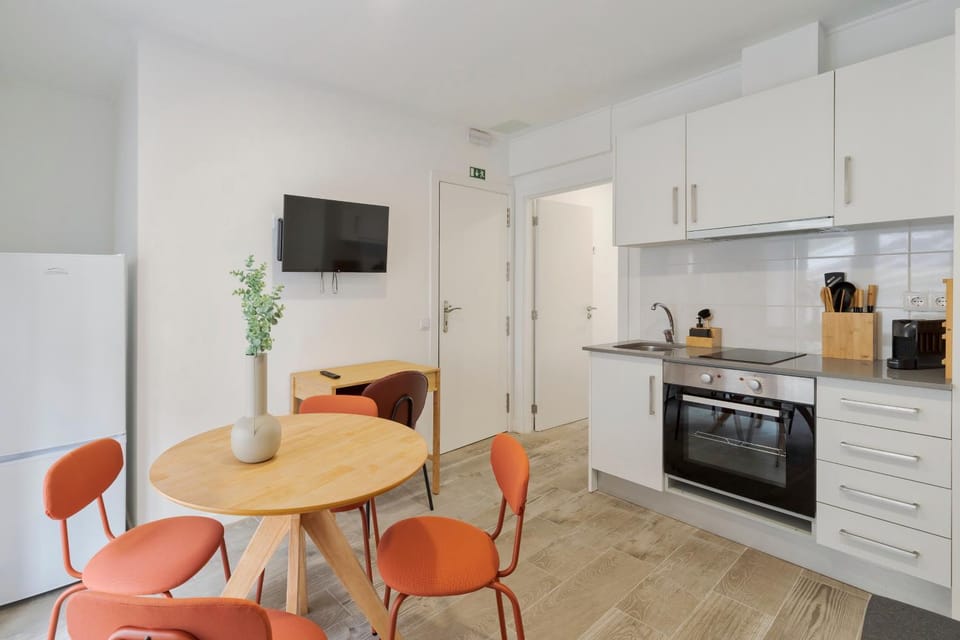 TV and multimedia, Kitchen or kitchenette, Dining area, oven, stove