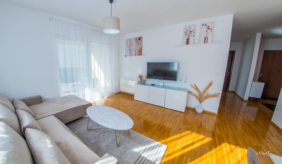 Communal lounge/ TV room, Bed, TV and multimedia, Living room, Photo of the whole room, Seating area, Evening entertainment, Bedroom