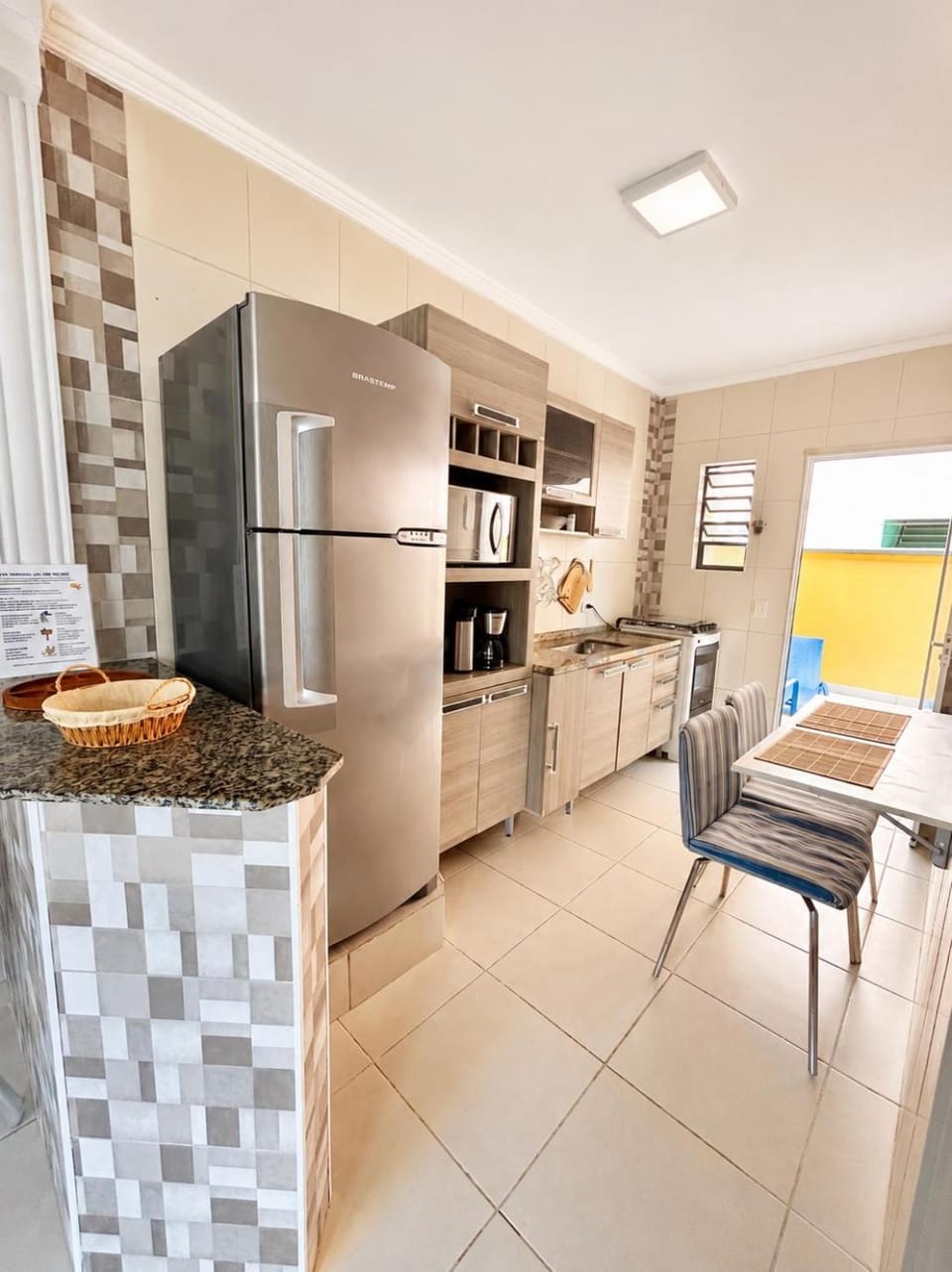 Coffee/tea facilities, Kitchen or kitchenette, Dining area, oven, stove