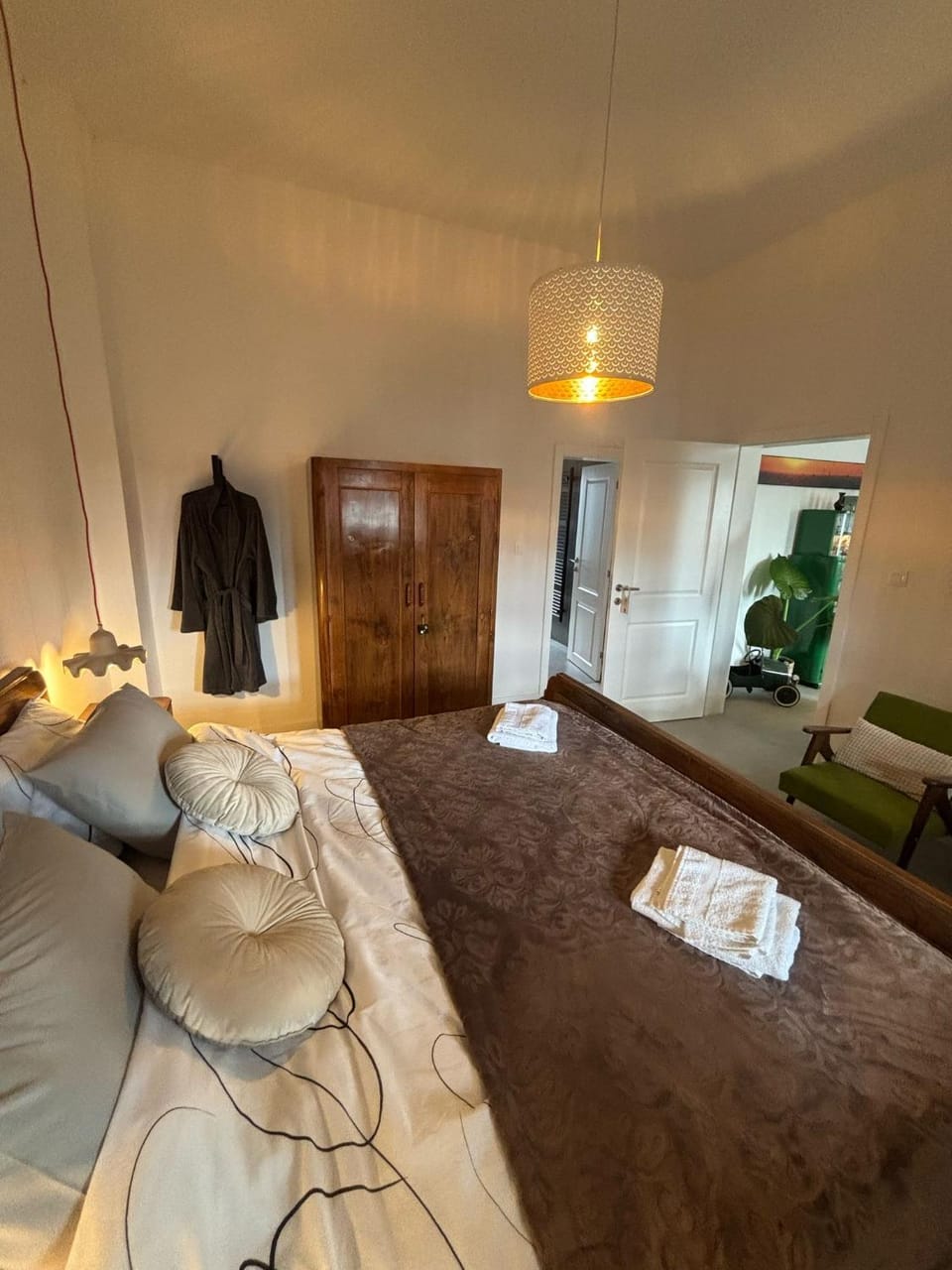 Bed, Bedroom, towels