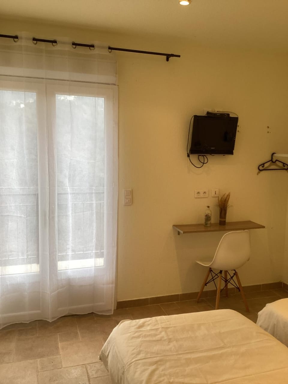 Bed, TV and multimedia, Photo of the whole room, Bedroom, hair dresser