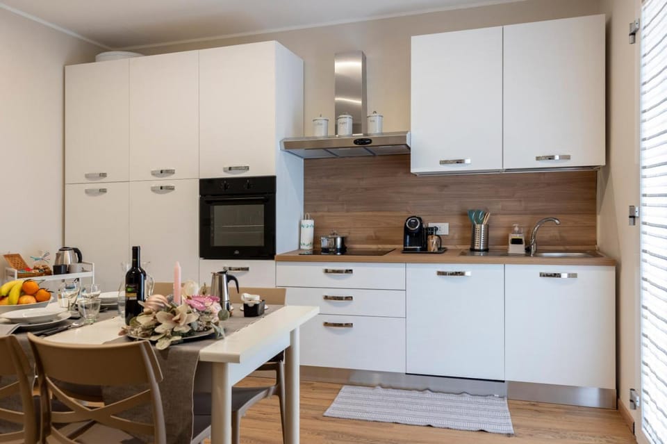 Kitchen or kitchenette, Dining area, oven, stove