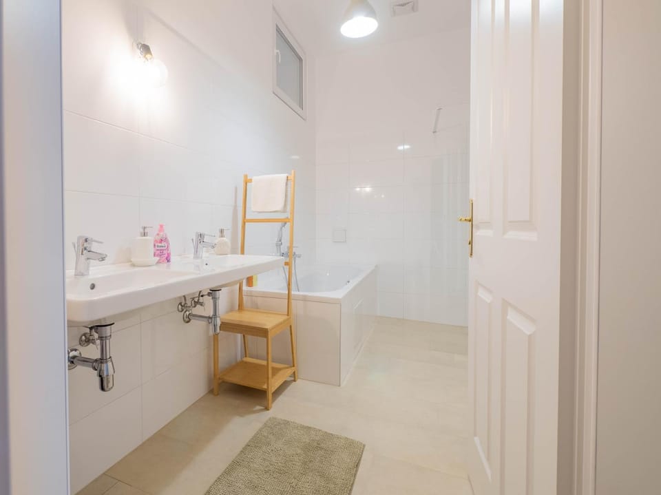 Shopping & Gourmet in Mariahilf Apartment in Vienna
