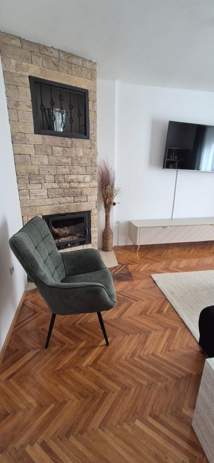 TV and multimedia, Living room, Seating area, fireplace