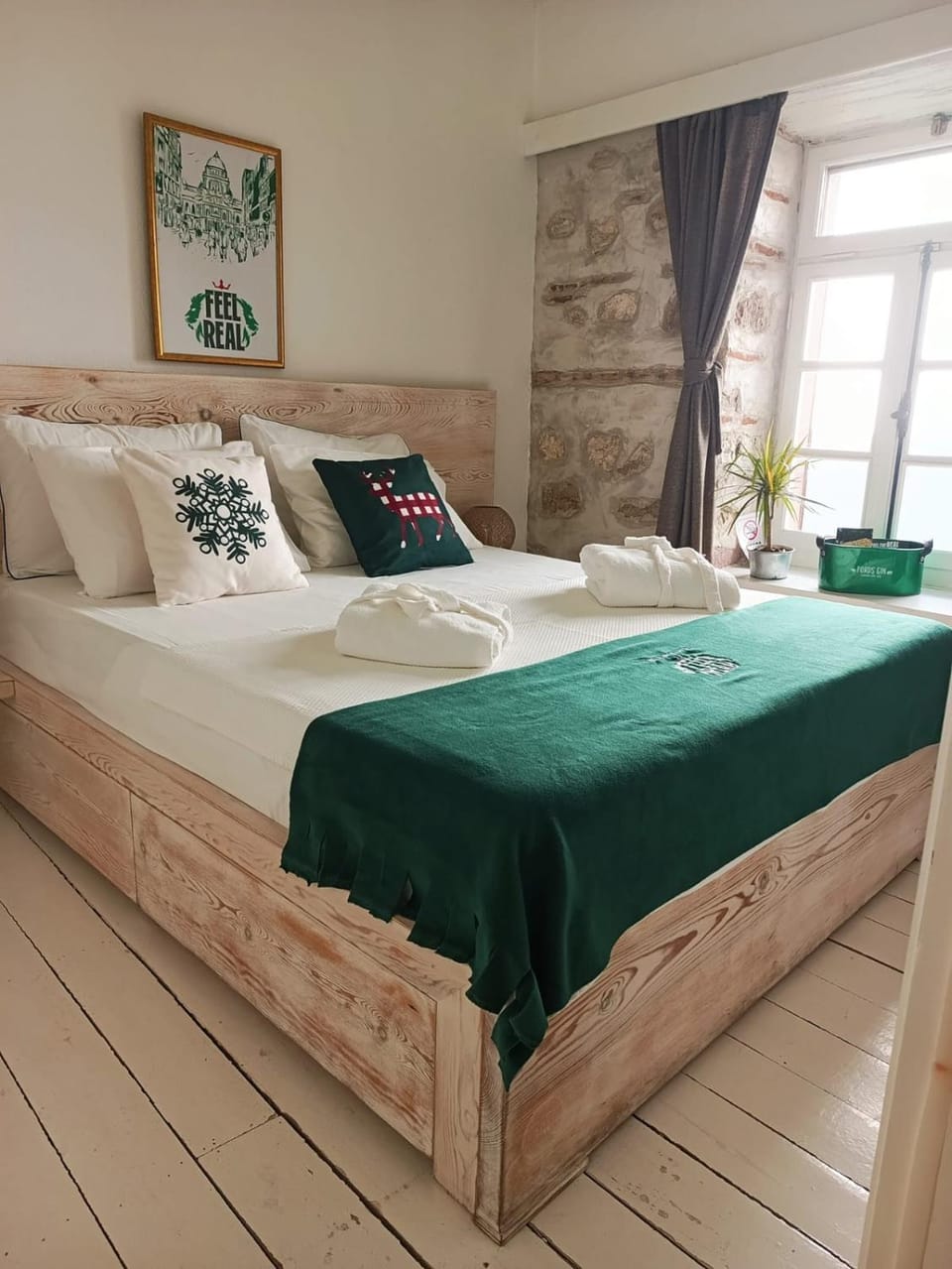 Bed, Photo of the whole room, Bedroom, towels