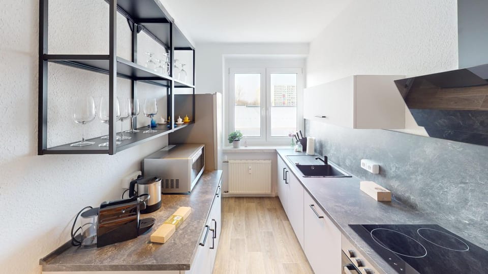 Kitchen or kitchenette, dishwasher, stove