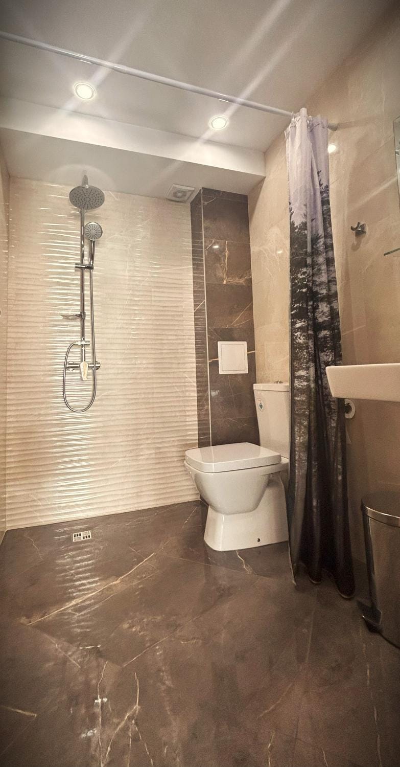 Shower, Toilet