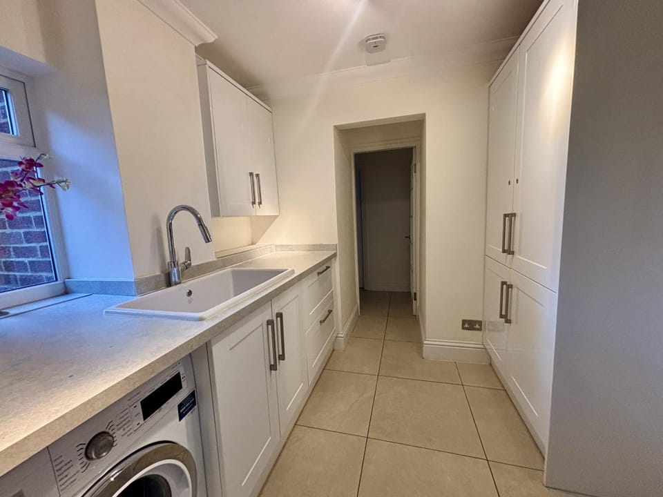 Ascot Spacious 4 Bedroom Home with Driveway House in England