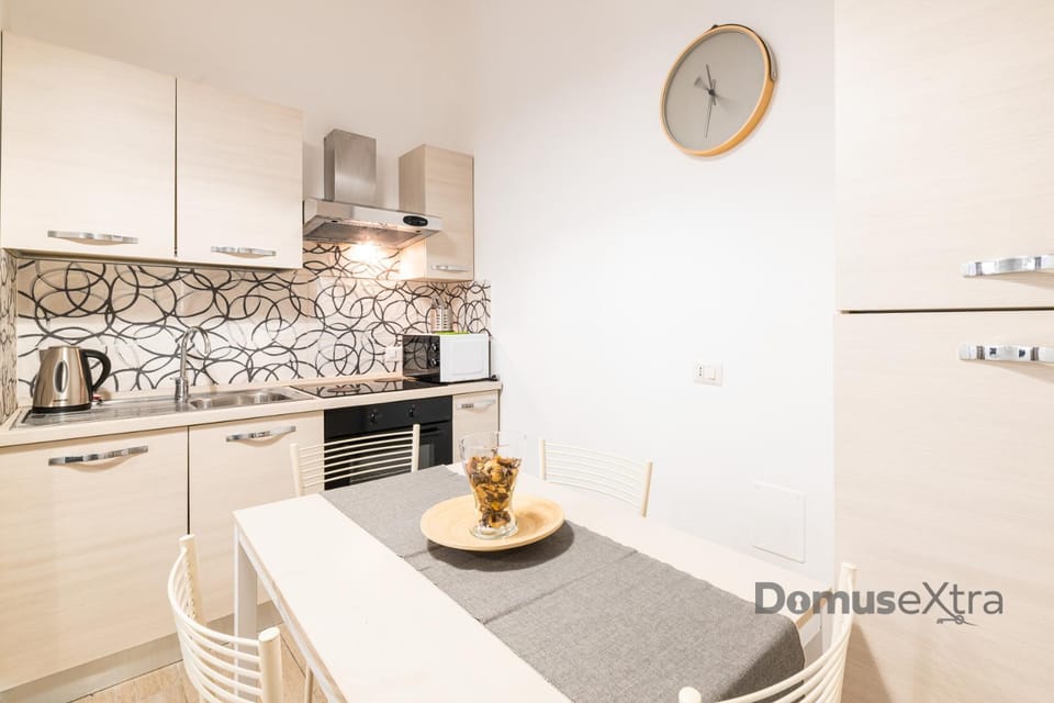 Coffee/tea facilities, Kitchen or kitchenette, Dining area, minibar, oven, stove