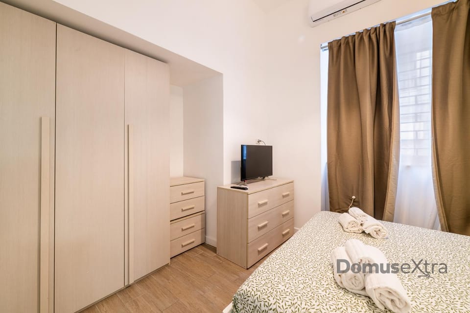 Bed, TV and multimedia, Photo of the whole room, Evening entertainment, Bedroom, wardrobe