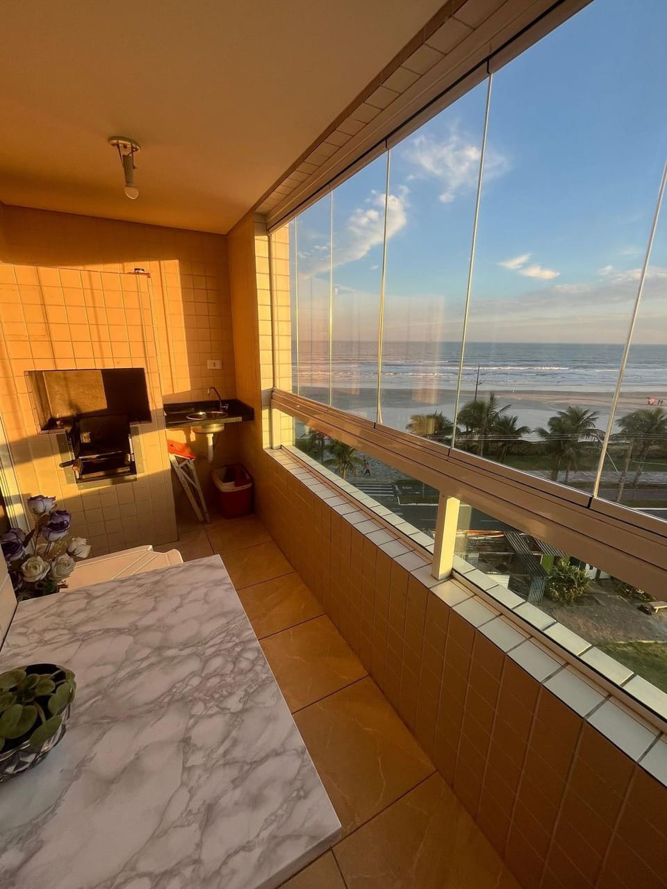 Vista Mar, 1 Dorm, Sacada Gourmet com churrasqueira, wi fi ,garagem, 6 hospedes, enfrente ao Mar Apartment in State of São Paulo