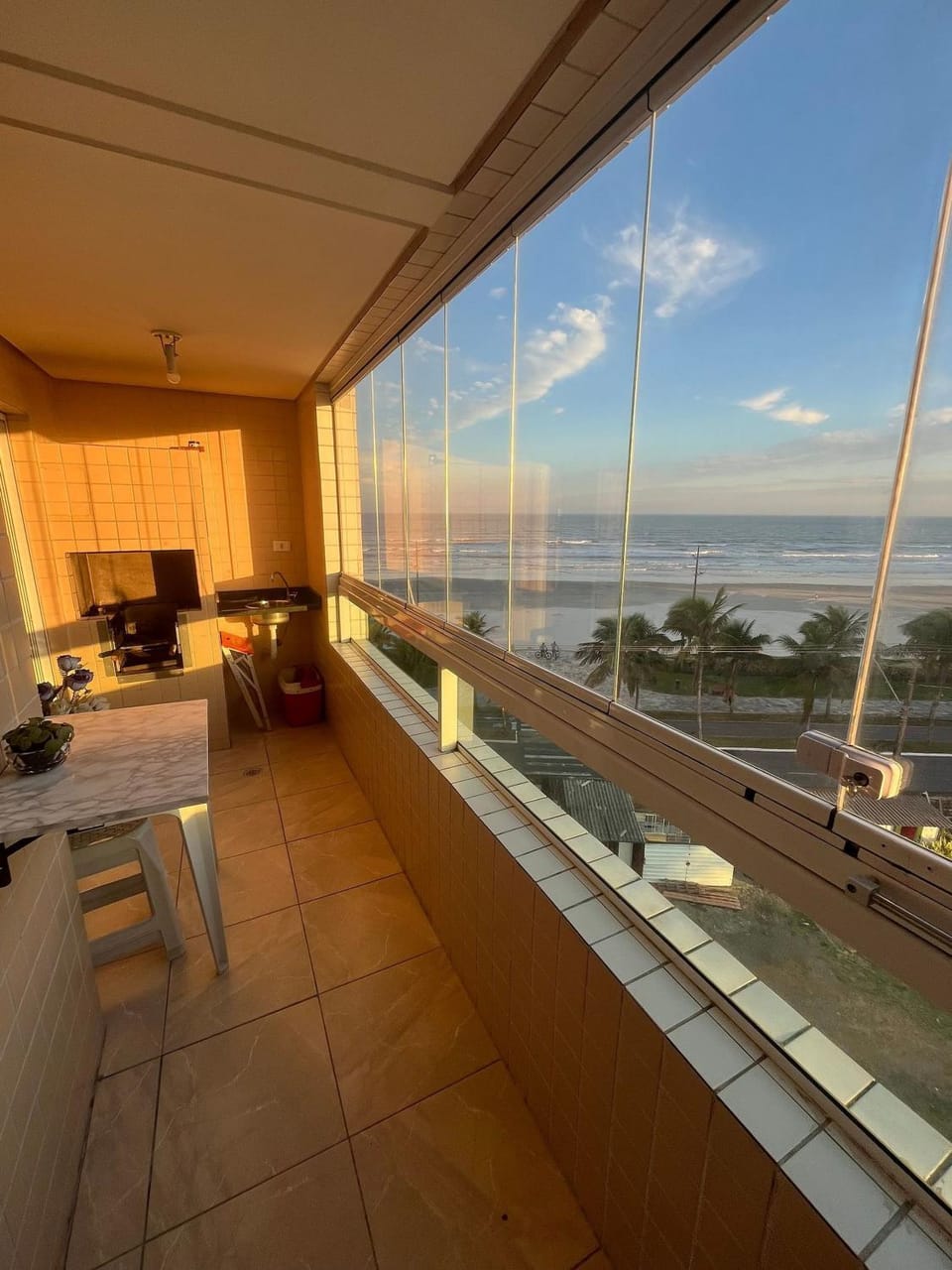 Vista Mar, 1 Dorm, Sacada Gourmet com churrasqueira, wi fi ,garagem, 6 hospedes, enfrente ao Mar Apartment in State of São Paulo